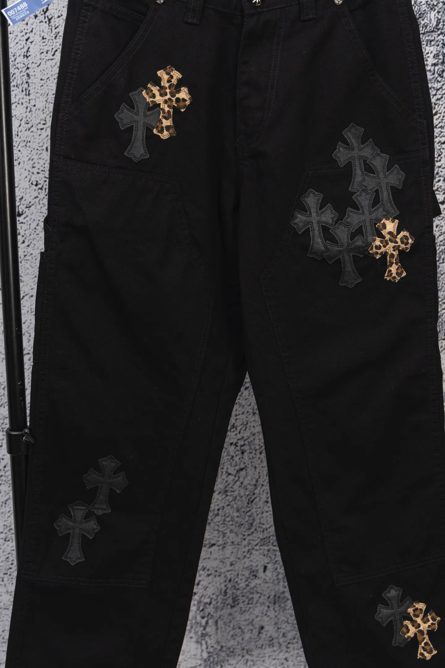 P260 chrome hearts SEVENTEEN-Hoshi Quan Shunrong's new leopard print cross patch leather black jeans vi Top heavy industry fashionable design] Consistent high street luxury style creation. Speaking of this style, the Zangyin family and GU family are definitely the leading representative brands. Especially the Zangyin family has really achieved a state-of-the-art effect in creating high street style. The unique washed material is used to create this style. The color system is quite eye-catching. After it is decorated with patchwork cross flowers, it cleverly highlights the charm of the brand. Secondly, this style uses classic The classic high-waist cutting design highlights the long legs and fashionable temperament of the upper body. The brand is highly recognizable and the slim fit configuration is more suitable for daily wear. It is a product that interprets personality, fashion, and specifications at a glance. This single product is enough to make any fan excited. It can be a white T-shirt for youthful preppy style, or a tight suspender for lady style. It has strong matching ability and can be easily controlled by men.  [Materials and craftsmanship] Needless to say, this point goes without saying. As an excellent craftsman brand, Zangyin’s requirements for details and craftsmanship are really perfect. The washed color of this model has gone through so many processes, not to mention the embellishment of denim appliques. It is also purely hand-made and sewn. Just like what they believe in, only hand-made things have soul and have the meaning of wear. A top-notch heavy-duty fashionable denim item, I look forward to your perfect interpretation! ! Size: 28-36 Color: black